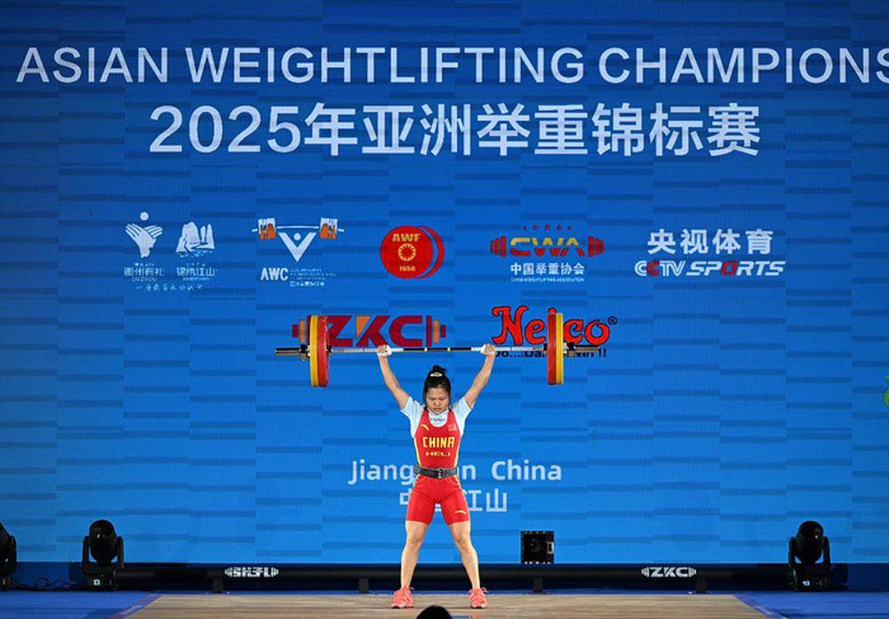 韩国举重选手刷新个人最高纪录，夺金