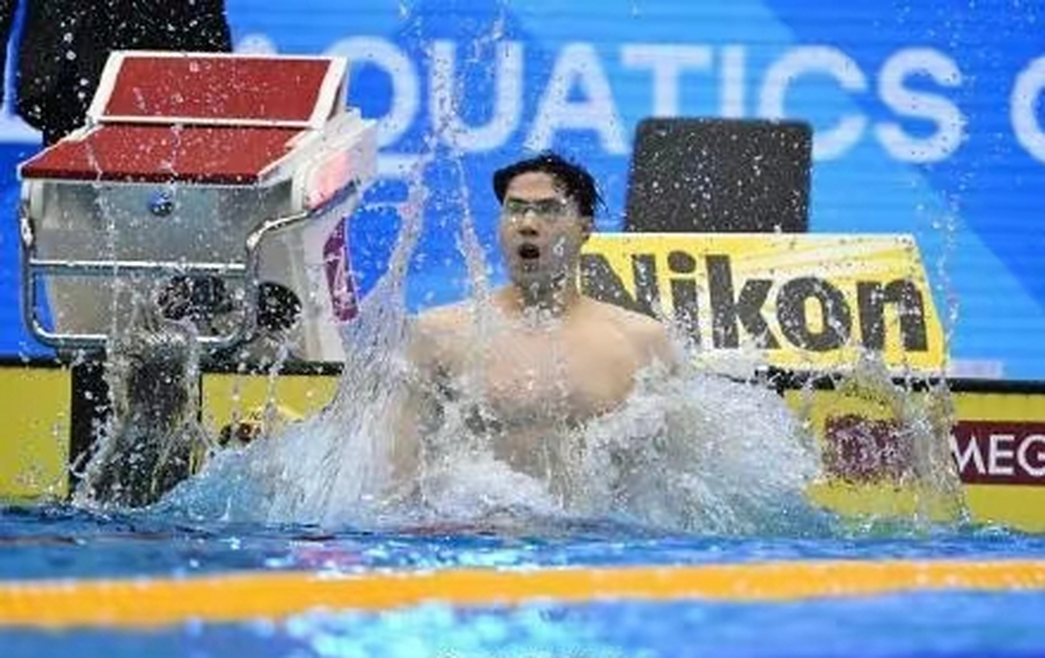 日本男子游泳选手突破世界纪录