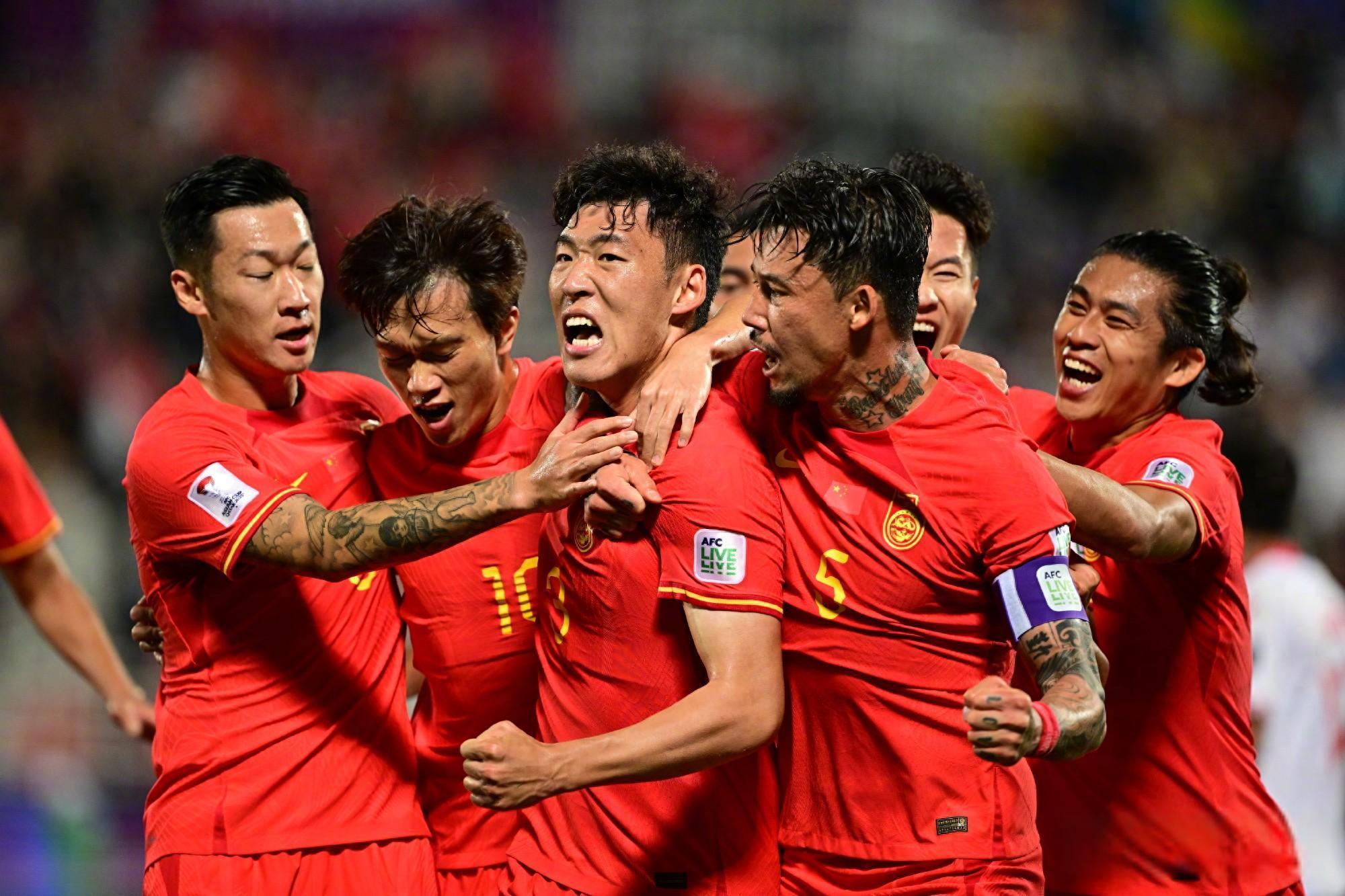 包含比赛战术频现，双方角逐疑云不断的词条