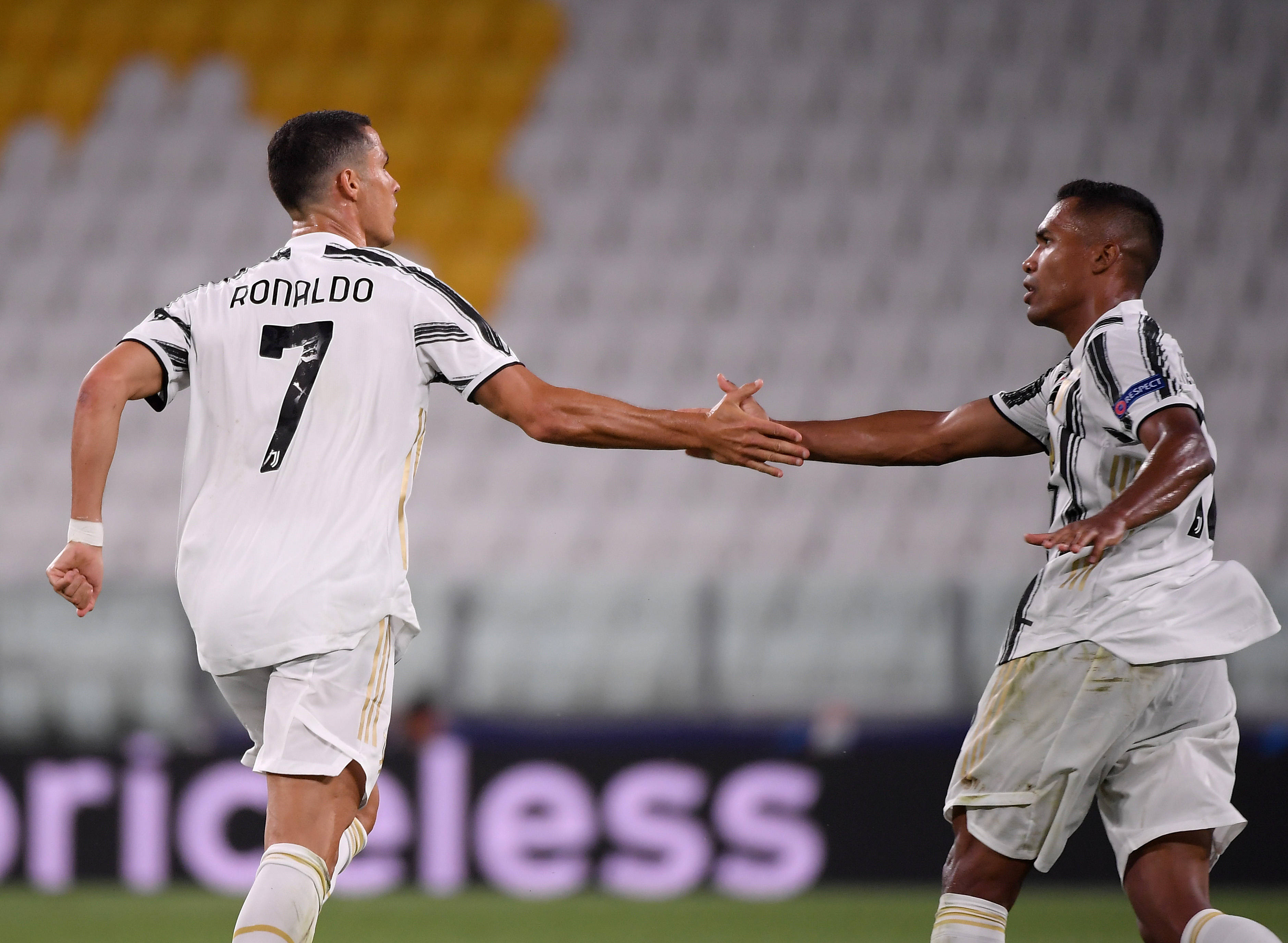 包含里昂客场逼平圣埃蒂安，争取更好排名的词条