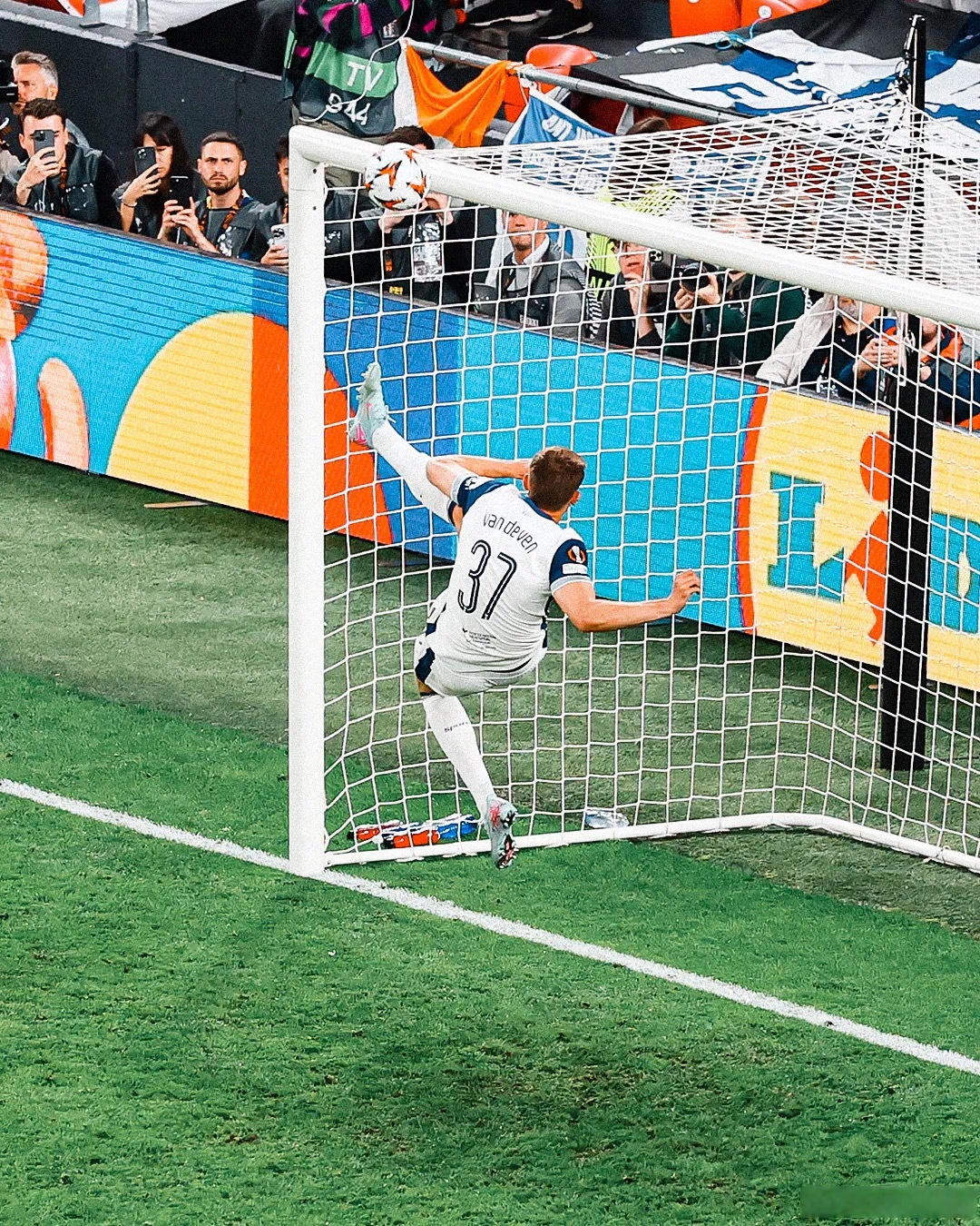 包含保持压力，曼联力挺淘汰赛晋级赛道的词条