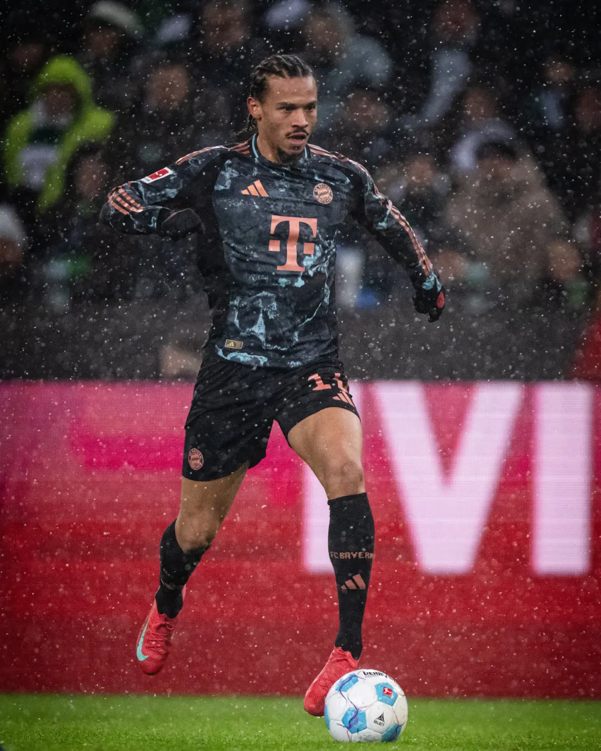 开云下载-拜仁慑于萨拉赫，惨遭淘汰出局