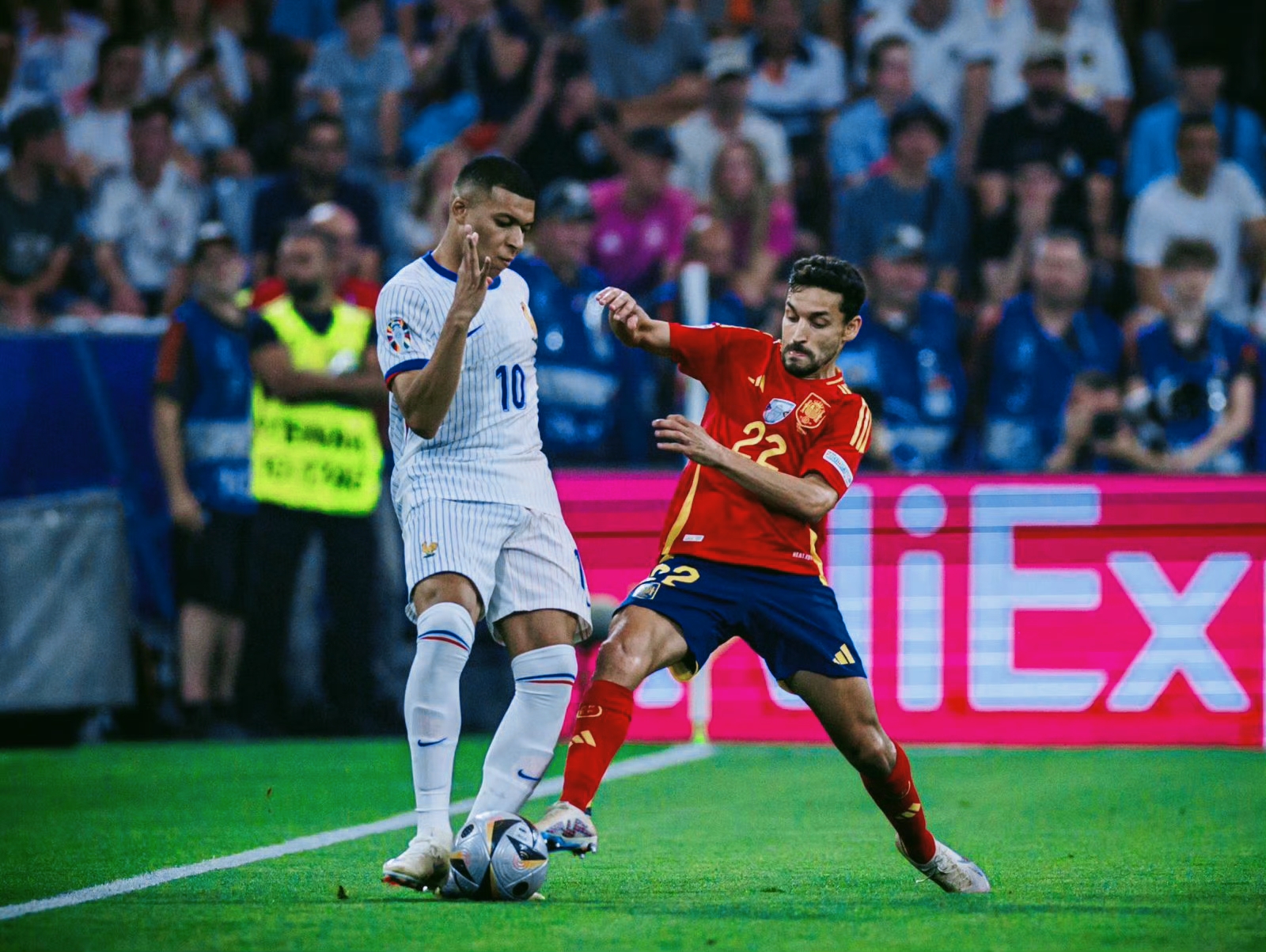 开云体育平台APP-法国队夺得胜利,球迷欢呼雀跃