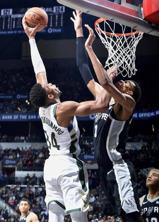 雄鹿大胜马刺，继续保持领先