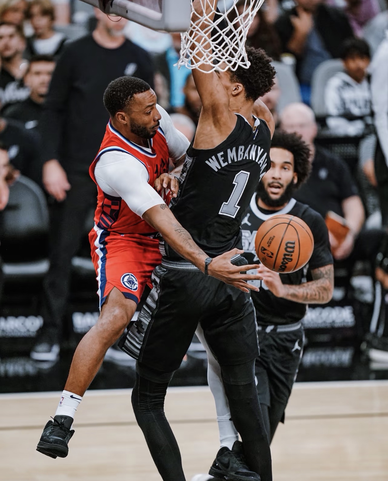 开拓者战胜马刺，取得关键胜利