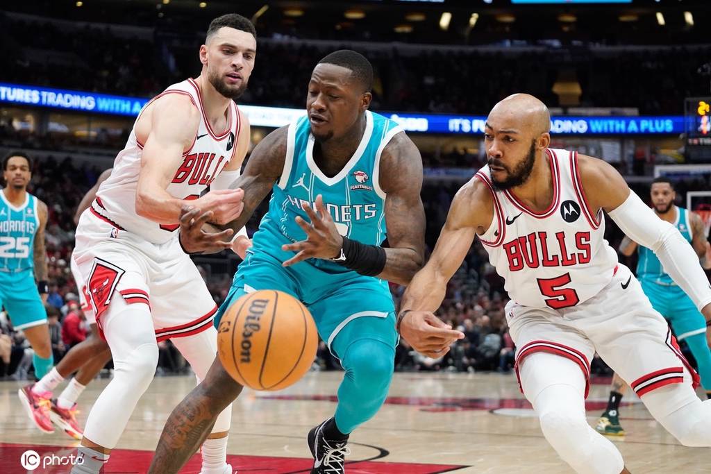 开云下载-澳大利亚男篮鏖战公牛,拉文送出助攻