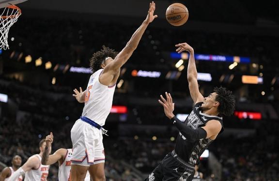 马刺力克波兰男篮，克莱制霸全场的简单介绍