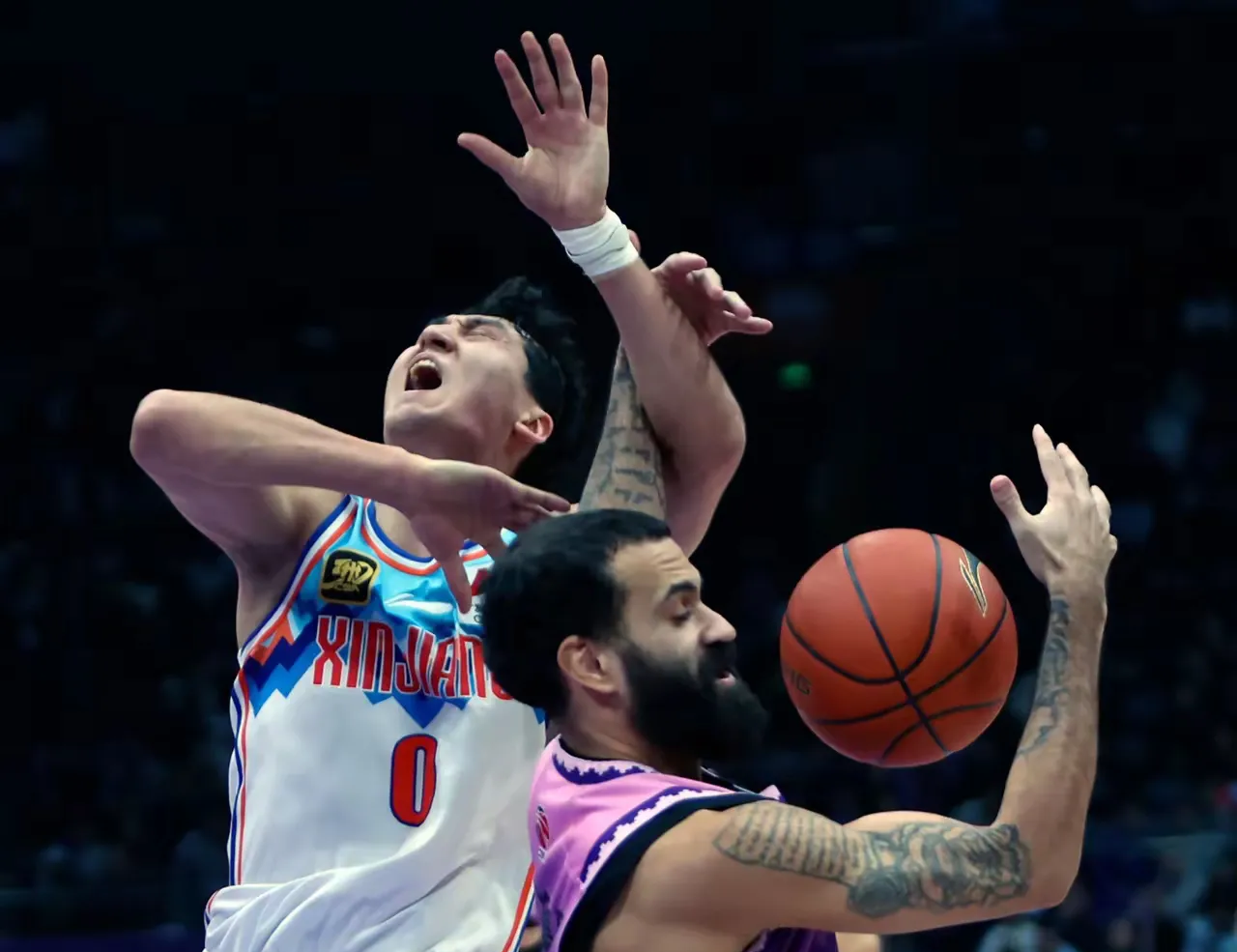 76人轻取新疆队，布克统治全场