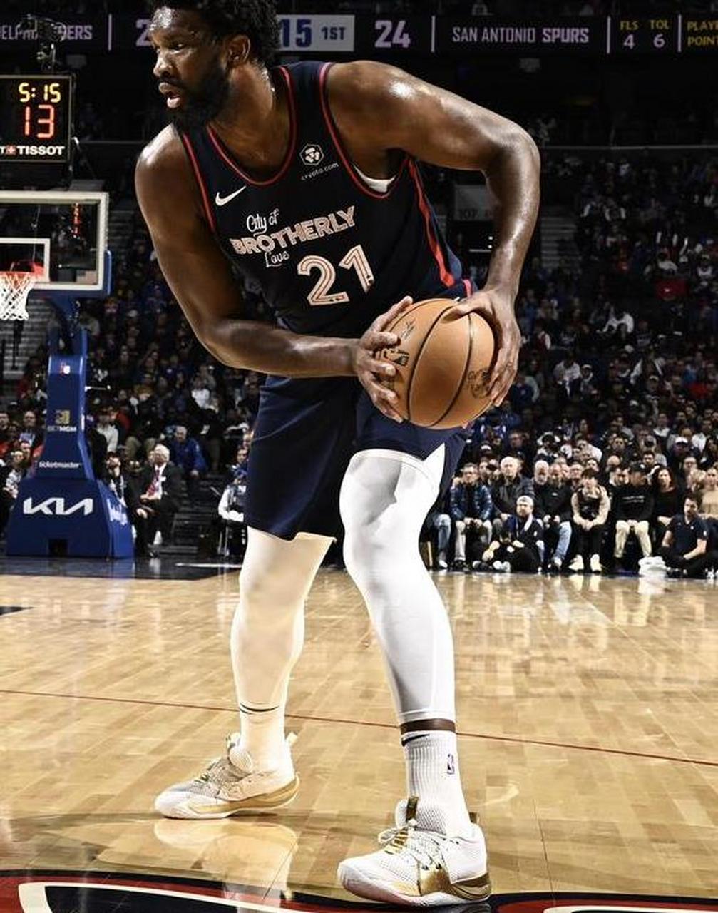 马刺鏖战快船,恩比德刷新纪录 马刺鏖战快船,恩比德刷新纪录