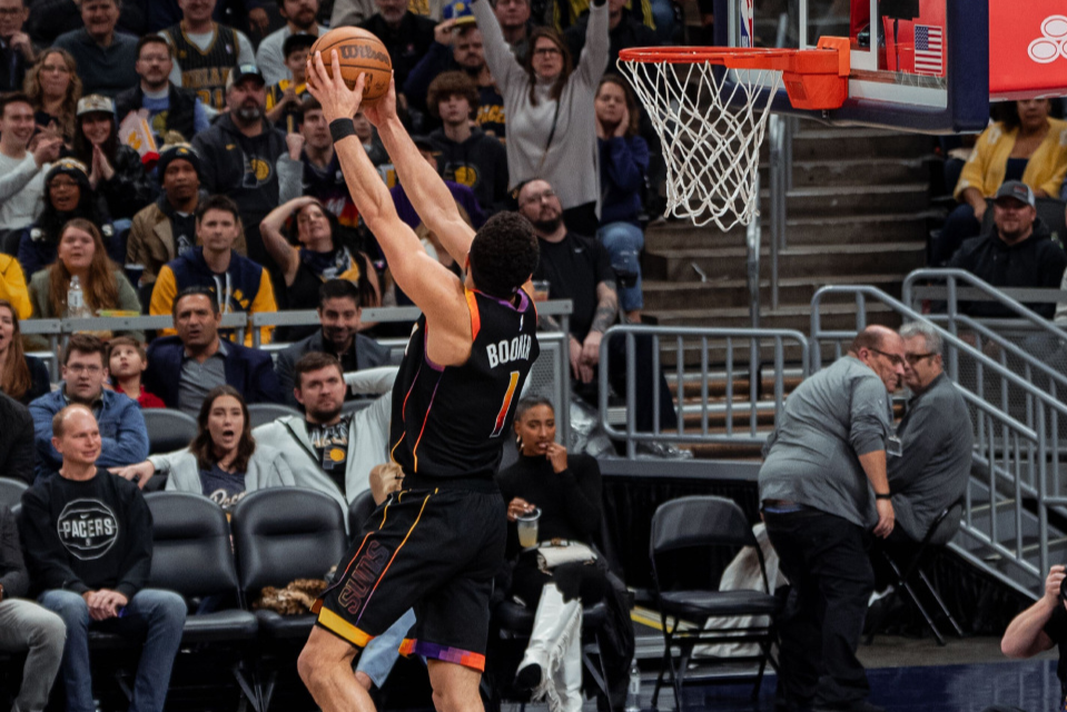 开云体育中国-世界排名争夺战之夜，布克带动全队节奏