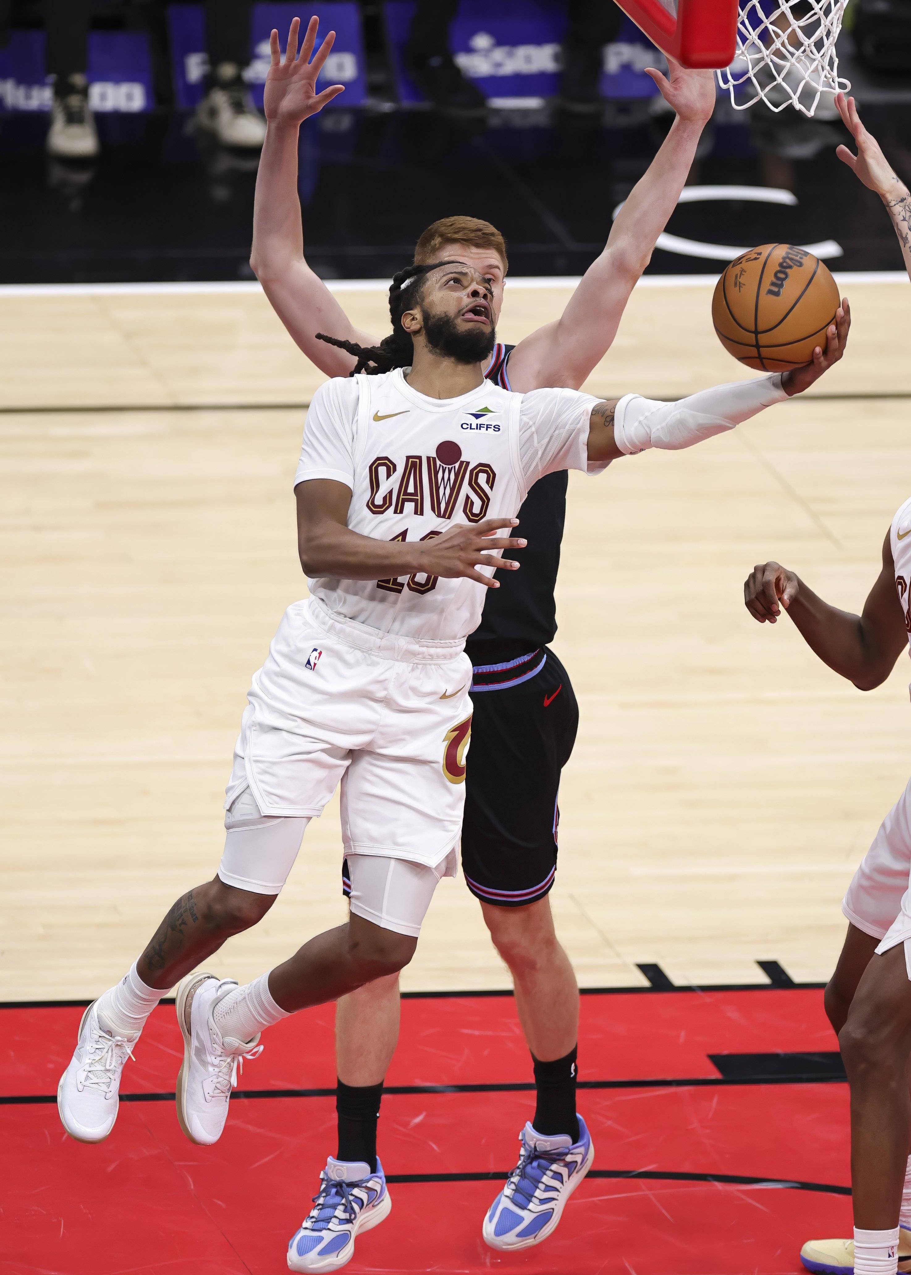 公牛巅峰对决胜出辽宁队，库里成为关键先生