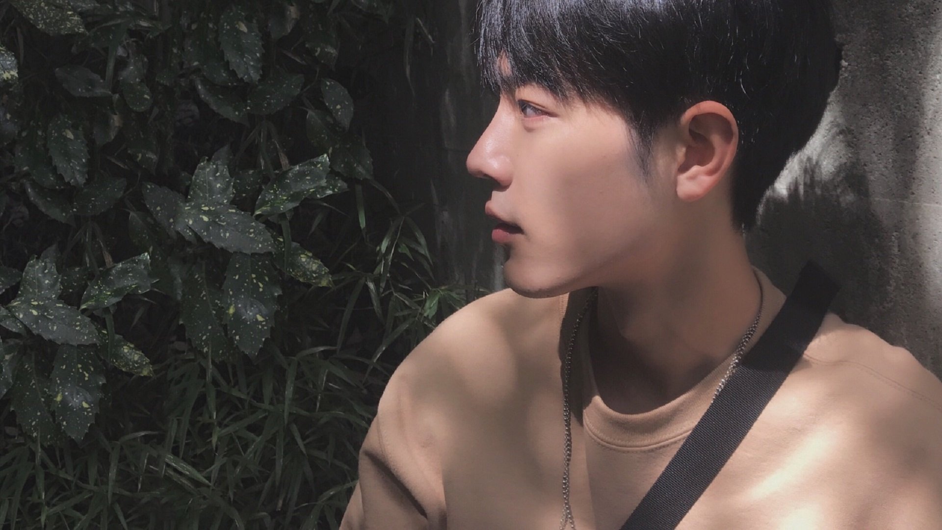 开云体育在线-F1轰鸣中的跳跃灵魂，当拉文遇见巴林之夜